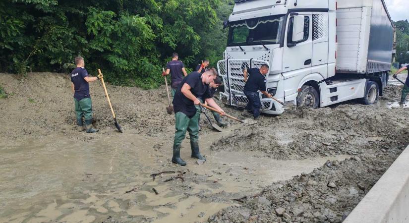 Öt megyében okozott károkat a vihar hétfőn – Árvizek és földcsuszamlás bénította a forgalmat