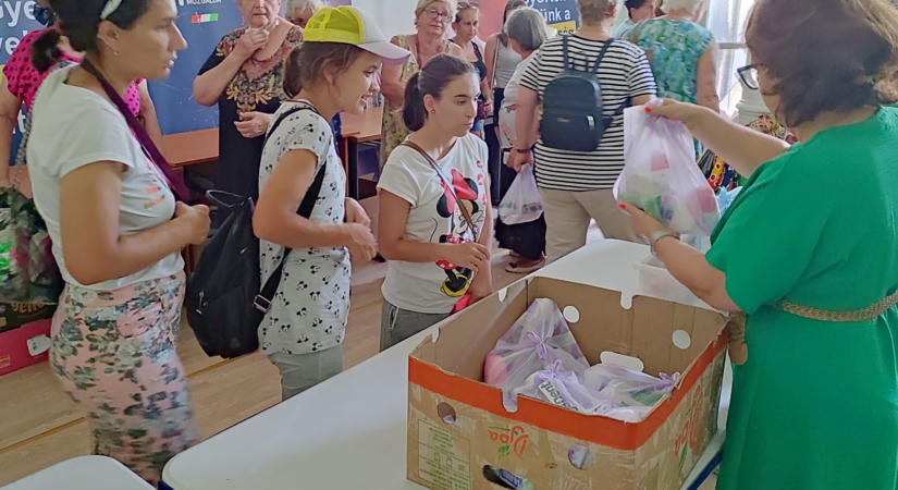Higiéniai csomagokat osztottak a vásárhelyi Százszorszép programban