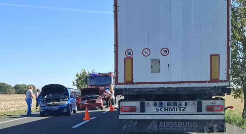 Újabb baleset, újabb torlódás a 63-ason
