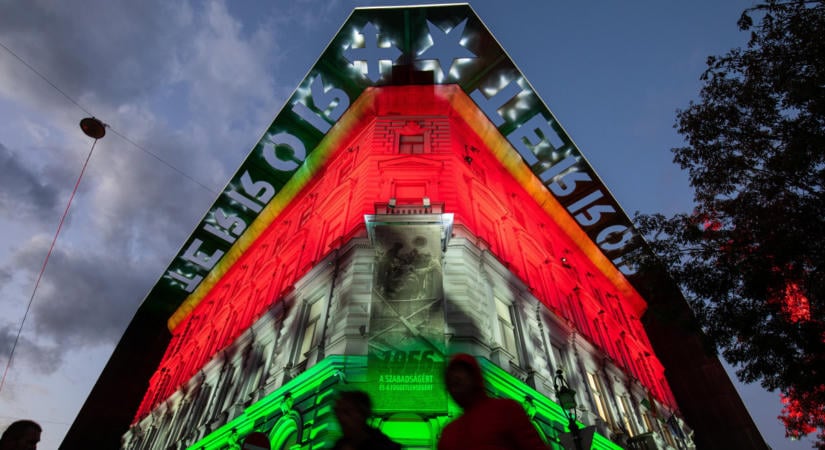 Újra nyitott a Terror Háza Múzeum, sokan vártak a bejutásra