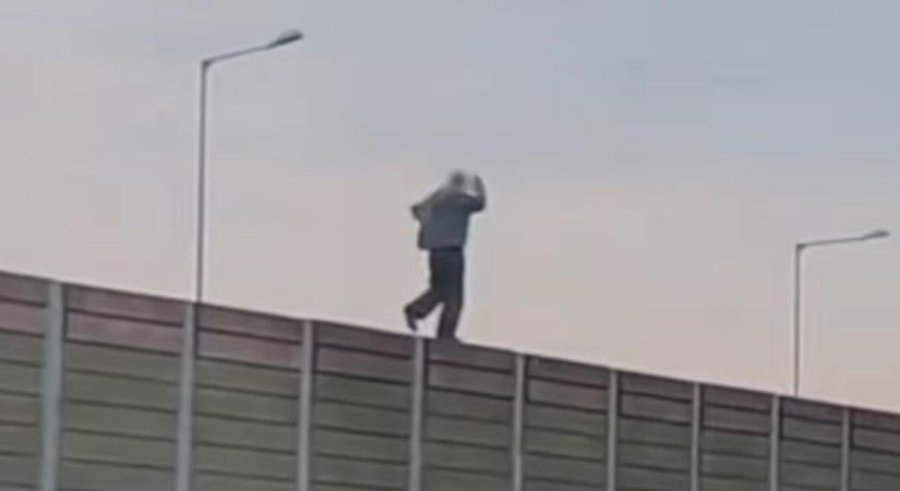 Ilyen nincs: az M0-ás középső elválasztó falán táncolt egy gyalogos – videó