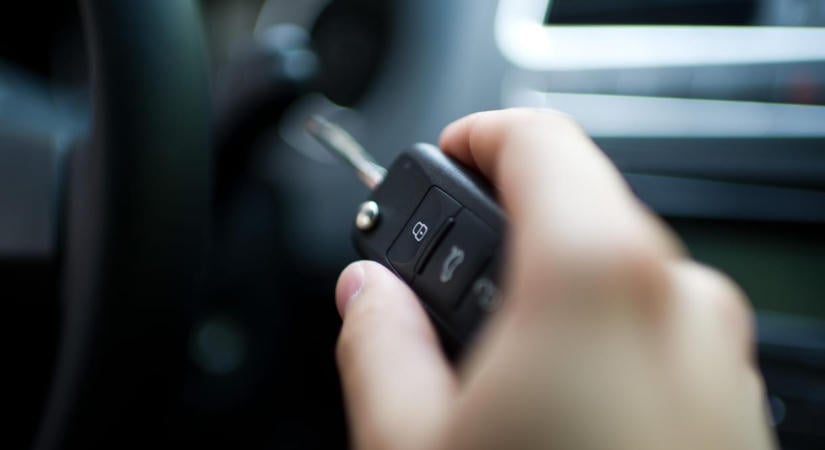 Nyolcéves kisfiú vezetett autót Sümegen: az édesanyja adta oda neki a kocsikulcsot