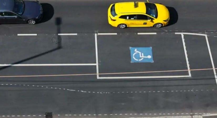 Mozgássérült parkolóhelyet festettek az út közepére Újpesten, a BKK megmagyarázta