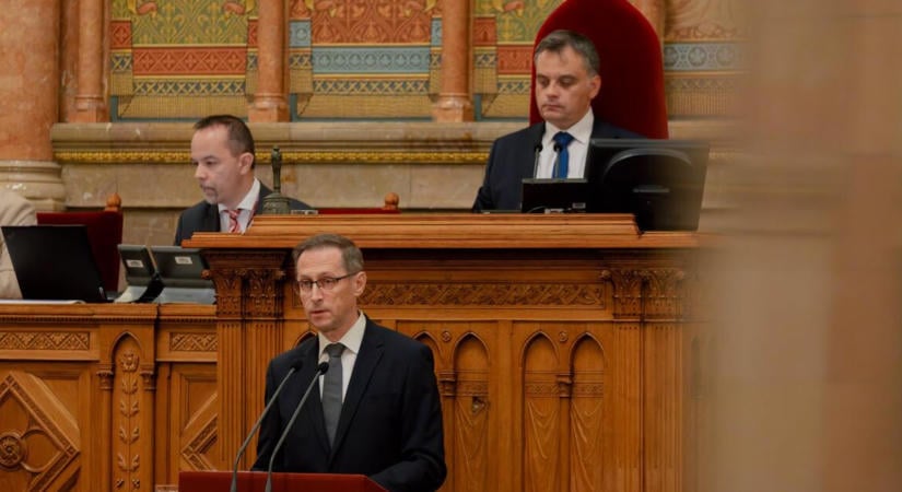 A parlament előtt szólalt fel Varga Mihály