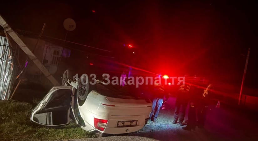 Két fiatal sérült meg három autó ütközésében a Huszti járásban