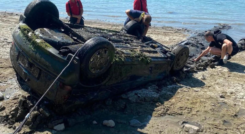Autóroncsot találtak a rekordalacsony Dunában: 13 éves bűnügy végére kerülhet pont