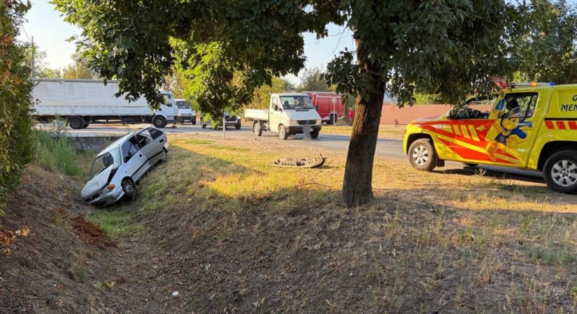 Teherautóval ütközött, majd árokba csapódott: egy kilenc hónapos csecsemő is az autóban utazott