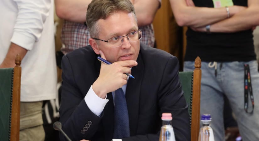 Hankó Balázs külföldi útjain 25 millió forintért használta a VIP-várókat