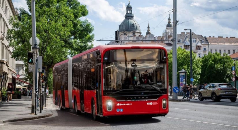 Erre nagyon kell figyelnie Budapestnek: súlyos problémákra derült fény kínai elektromos buszoknál, tömegével jelzik a sofőrök – ugyanettől a márkától rendelt 160 trolit a BKK