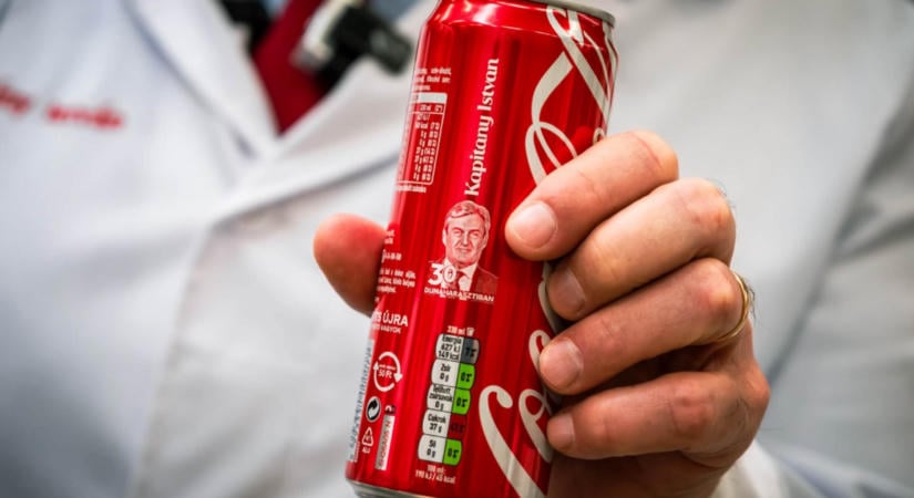 Saját arcával díszített kólásdobozt kapott Kapitány István Dunaharasztiban