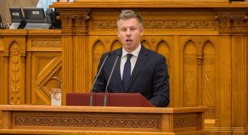 Megjelent a sürgősségi rendelet, az első bárka már Pakson van