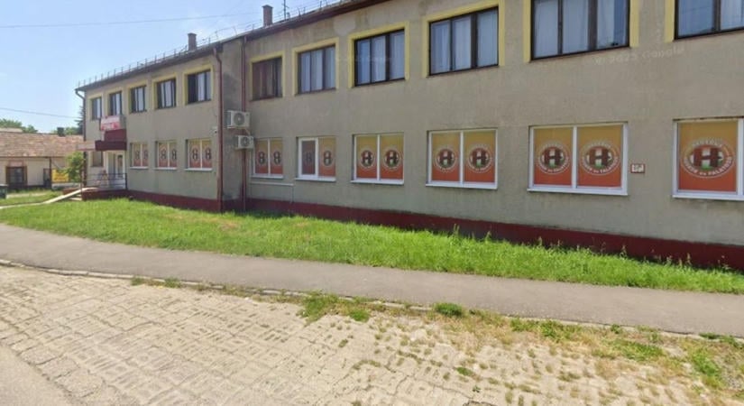Buszmegálló került a kaposvári húsbolt elé – a tulajdonos szerint ezzel nehezebb helyzetbe kerültek a vásárlók