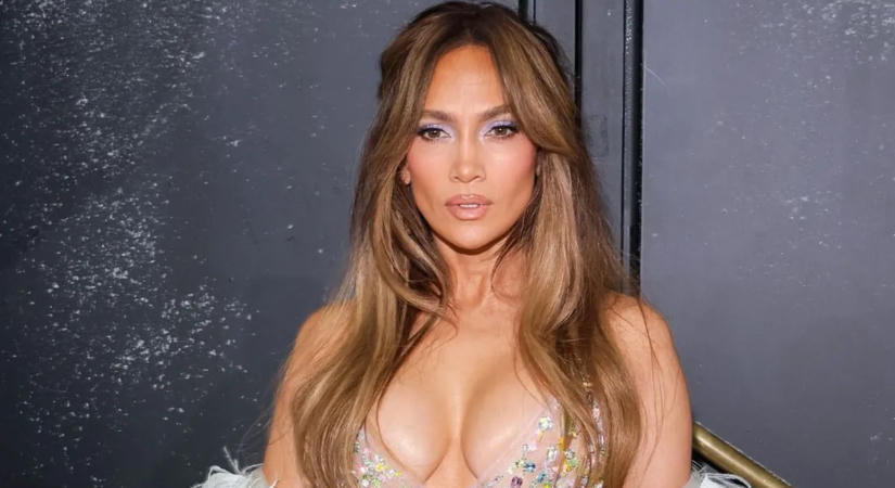 Jennifer Lopez ismét merészre vette a figurát – mutatjuk, mit viselt New Yorkban