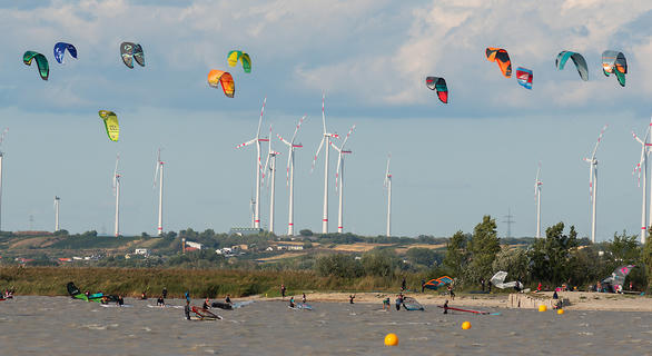 Széllovasok és kitesurferek a Fertő-tavon
