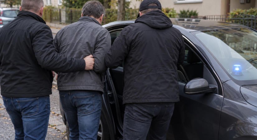 Álrendőrök raboltak el egy férfit, akik 2 milliárdot akartak