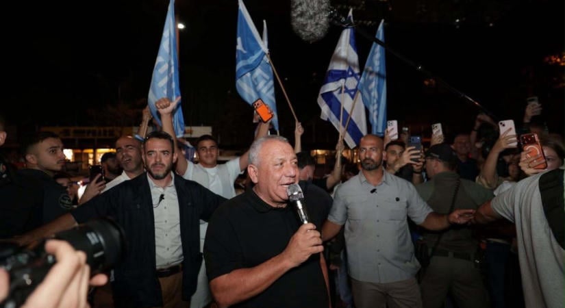 Izraeli exit poll: Két-három mandátumnyi előnyt számoltak Ejzenkotnak, nincs meg a többség Netanjahuval szemben