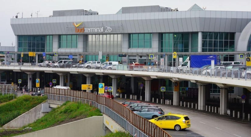 Üzent a felháborodott taxisoknak a Budapest Airport: az utasok majd kifizetik a behajtási díjat, nem keletkezik extra költségük