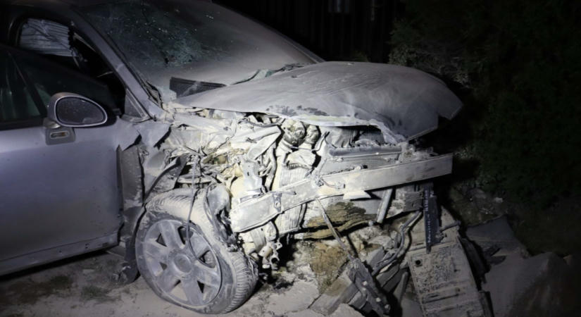 Betonhídnak hajtott az ittas vezető Eger közelében, kigyulladt az autó