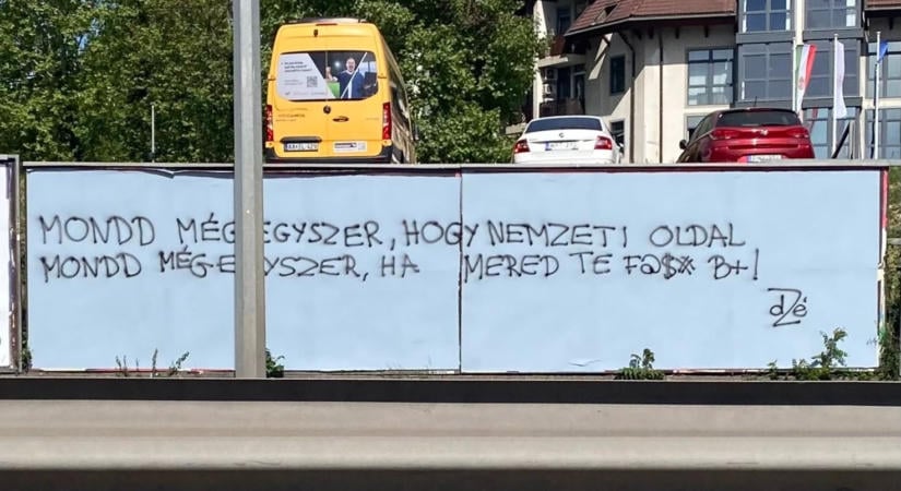 A propaganda szennyével szemben mutatott alternatívát a graffitis, aki üres plakáthelyekre fúj szövegeket