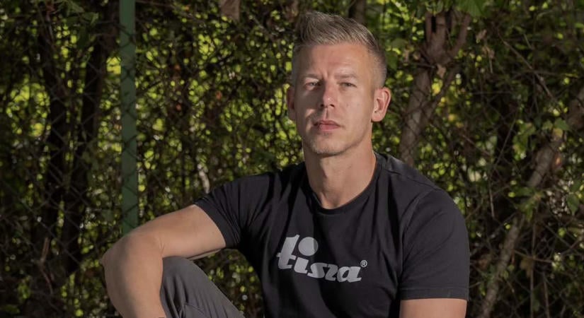 Magyar Péter gumicsizmás képpel idézte fel a dunai árvízi védekezést