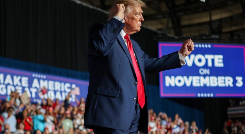 Beperelték Donald Trumpot, mert az adófizetők pénzéből finanszírozza saját kampányát