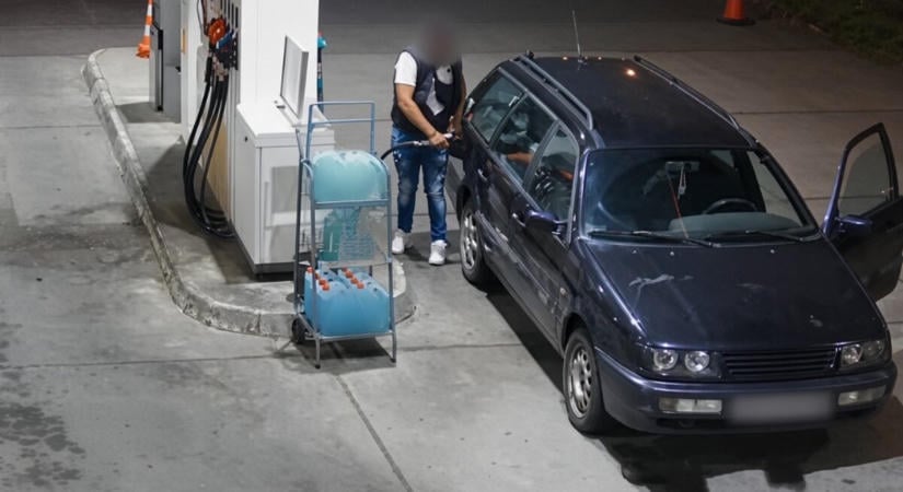 A vezetéstől eltiltott férfi elment a falig: két autót lopott és háromszor tankolt ingyen, majd menekülés közben kétszer is átúszta a Szamost