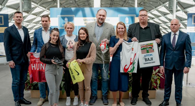 Szívüknek oly’ kedves tárgyi emlékeiktől váltak meg jótékonykodó bajnokaink