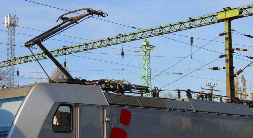 Fa dőlt a felsővezetékre Ferihegynél, jelentős késések vannak a ceglédi vonalon