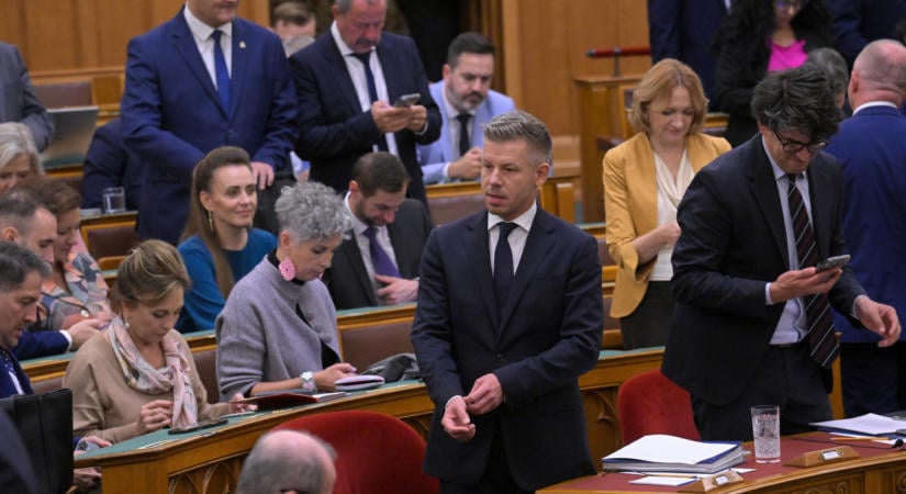 Felfüggesztette Magyar Péter mentelmi jogát a parlament