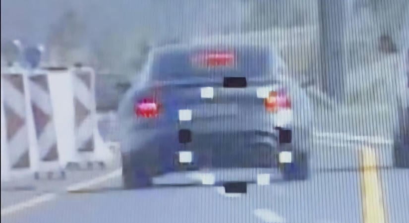 Őrült tempóval hajtott a luxusautó a terelésben, azonnal lekapcsolták a rendőrök (videó)