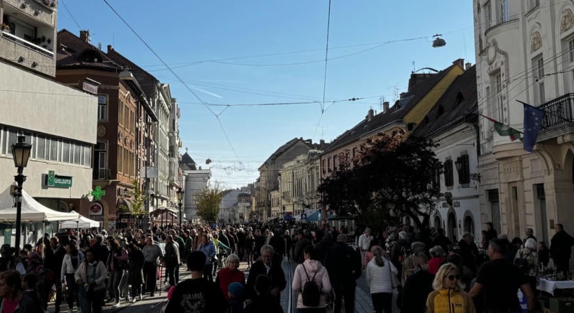 Veterán autók és drága focisták is érkeztek – ilyen volt az októberi régiségvásár Miskolcon