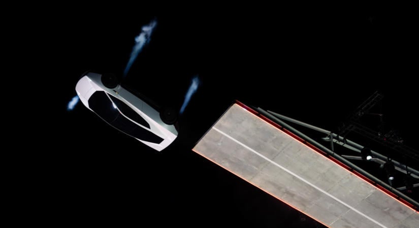 Hiába a repülő autó, a földhöz ragadt üzeneteket küldött a Tesla