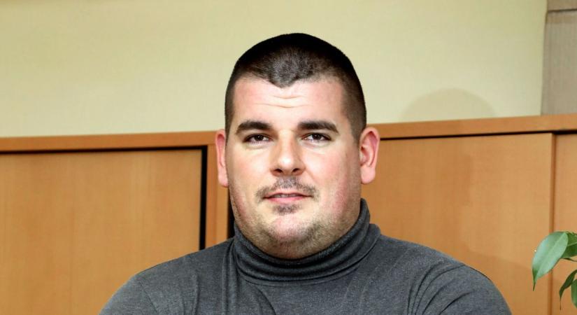 Kezet fogna Schwarzeneggerrel