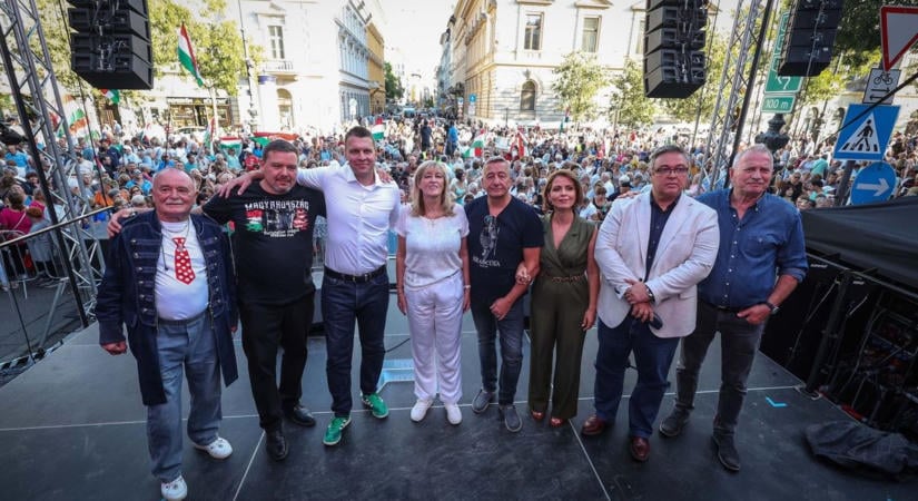 Tüntetést tartottak a Terror Házáért – beszédek, videó és fotók a helyszínről