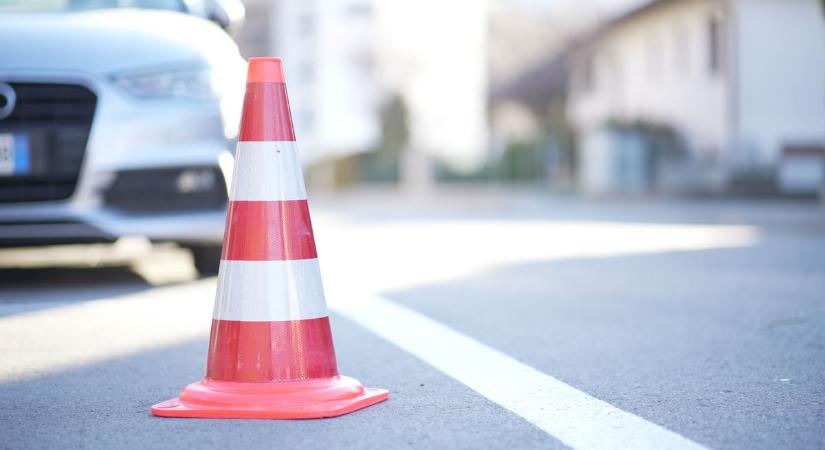 Lezárják egy időre a társasházak előtti parkolókat
