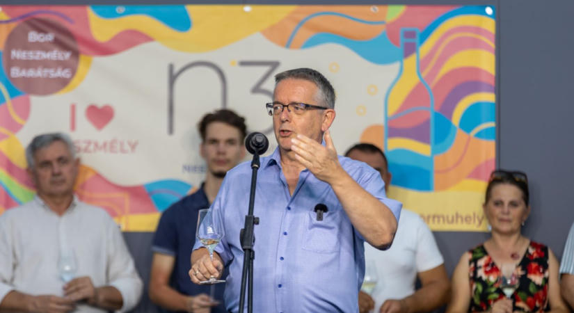 Jobbnál jobb borok közül lehet válogatni Tatán - elkezdődött a Neszmélyi Borünnep