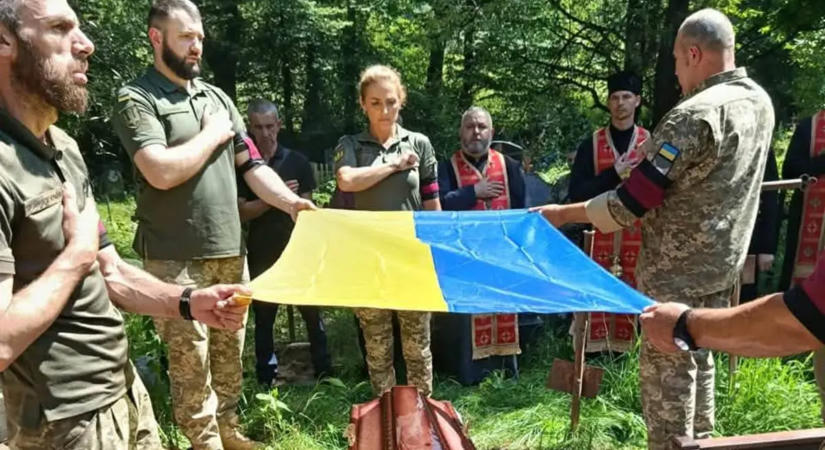 Végső búcsút vettek Rahón a harci feladat közben elesett Viktor Mariondától