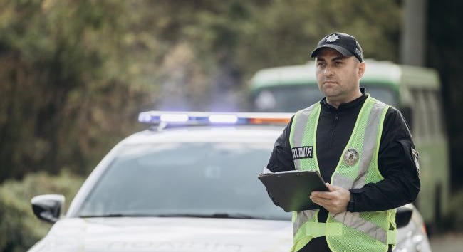 Ukrajnában büntetőpontozást vezetnek be a közlekedési szabálysértésekért, bizonyos pontszám után bevonják a jogosítványt