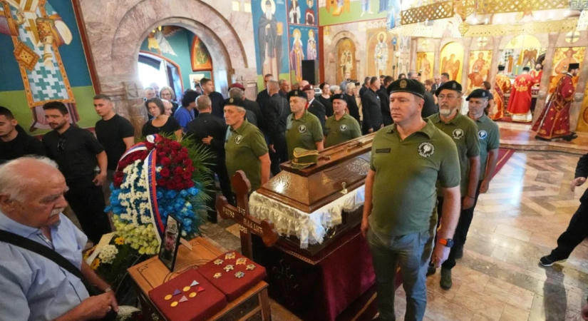 Katonai tiszteletadással temették el Ratko Mladic háborús bűnöst Belgrádban