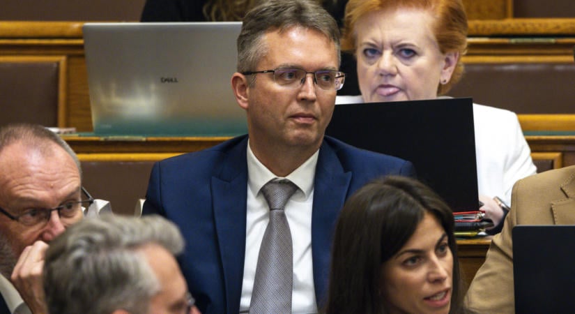 Akár hétfőn felfüggeszthetik Hankó Balázs, Seszták Miklós és Magyar Péter mentelmi jogát