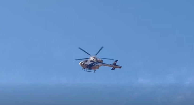 Rejtélyes akció borzolja a kedélyeket: rendőrségi helikoptert videóztak a szabolcsi város felett!