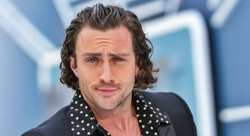 A 36 éves jóképű színész, Aaron Johnson régóta bolondul 59 éves feleségébe