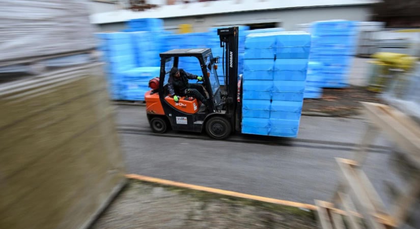 Elég közel lenni a tűzhöz – ezek a cégek kaszálták a legnagyobbat a padlásszigetelési bizniszben a Fidesz-rendszerben