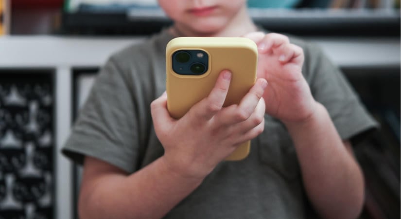 Érik a mobil-krach, elfordultak a vásárlók: elképesztő drágulás tarol, 2028-ig nem várható fordulat
