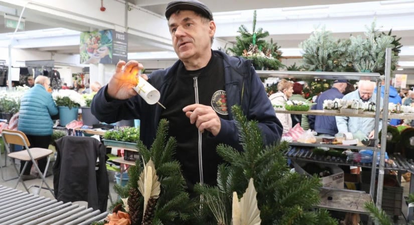 Mennyibe kerül idén a mindenszenteki megemlékezés? Mutatjuk a koszorú árakat