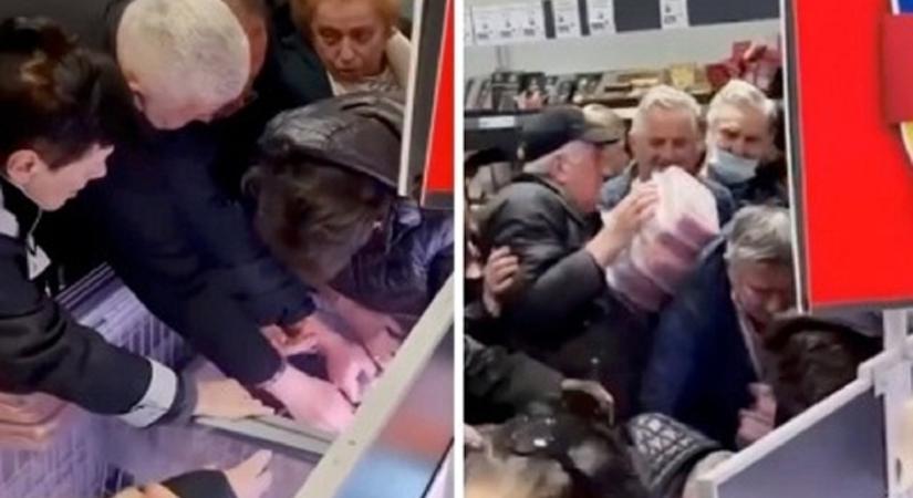 Döbbenetes! Egymást taposva akarták megszerezni a mélyhűtött akciós terméket a nyugdíjasok