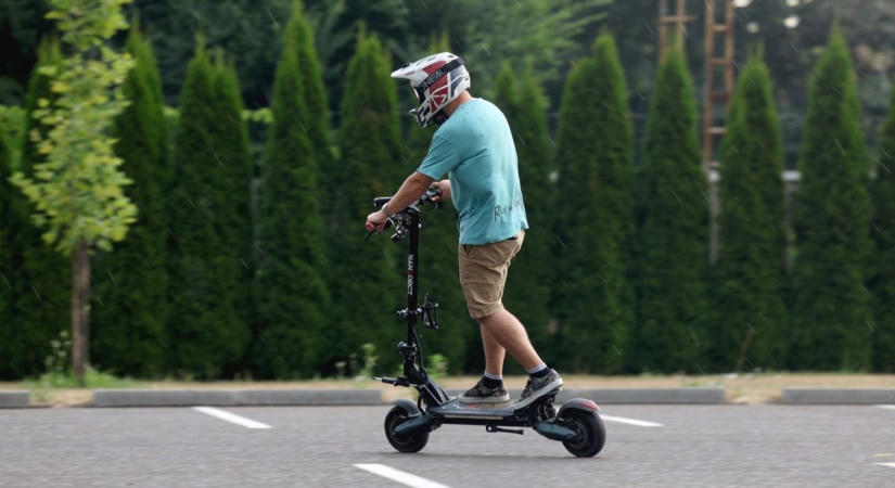 Kimondta a varázsszót a miskolci főorvos, így lehetne elkerülni a súlyos rollerbaleseteket – videóval