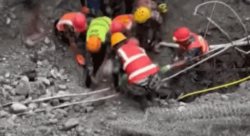 Kilenc nappal a katasztrófa után mentettek ki túlélőket egy alagútból Nepálban – videó