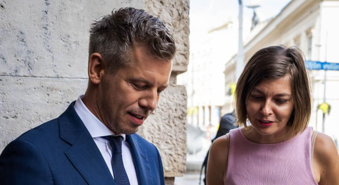 Egy bérhelyzettel kapcsolatos papírt nyomtak Magyar Péter kezébe az ELTE tanévnyitóján, reagált a Tisza