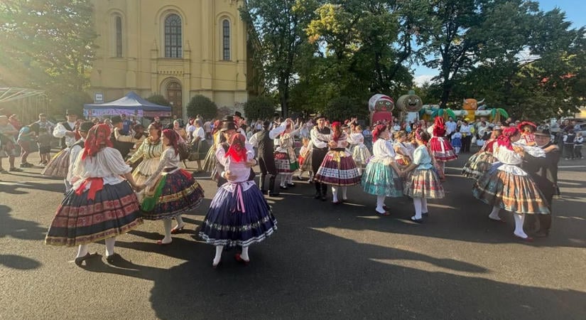 Élettel telt meg a kis falu főtere – színpompás volt a szüreti mulatság